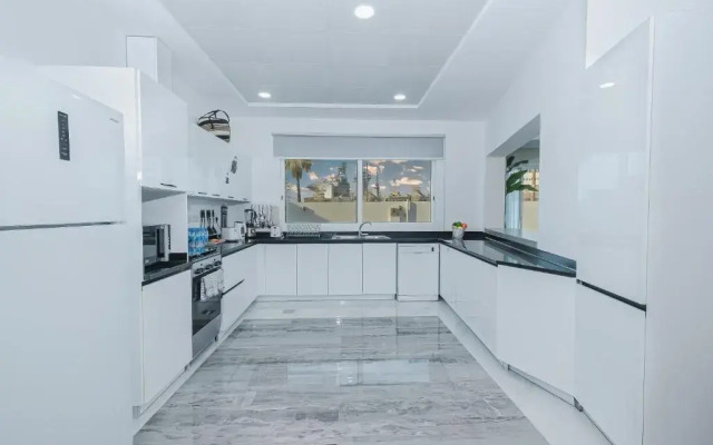 Luxury Modern White Villa on Island 9,500 sqft