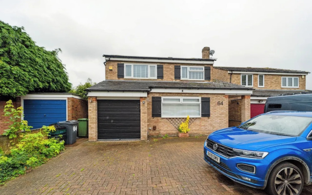 Charming 4-bedroom House in Cheshunt With Parking