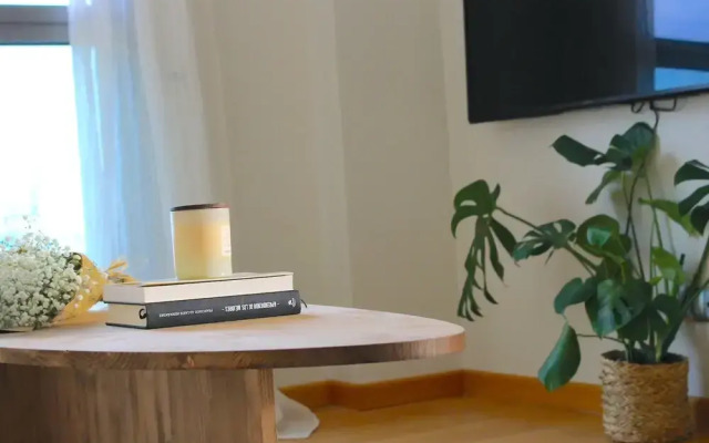 Luxury 1 Bedroom Apartment With Balcony and Pool