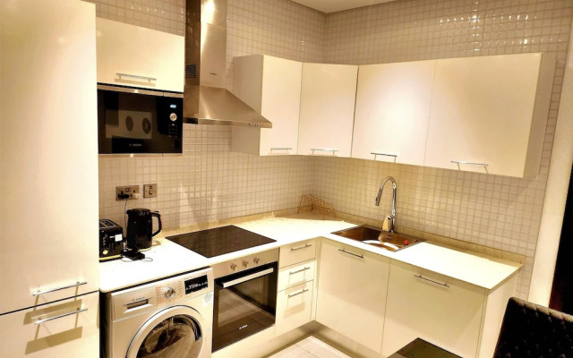 Elegant 2Bed Gem-5star Service-Pools-Gym