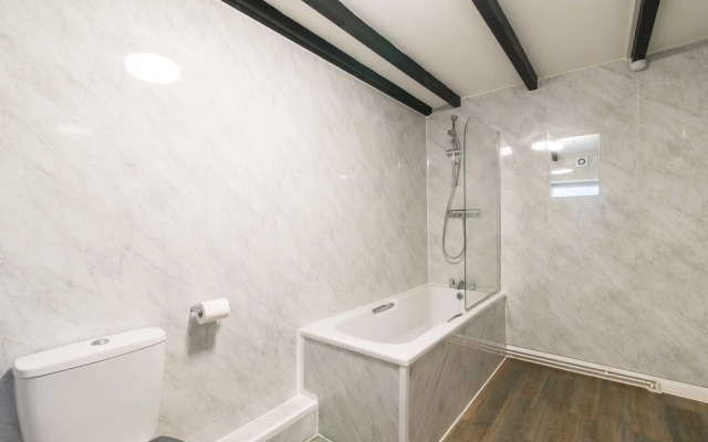 Excellent 3 bed House - Close To Airport