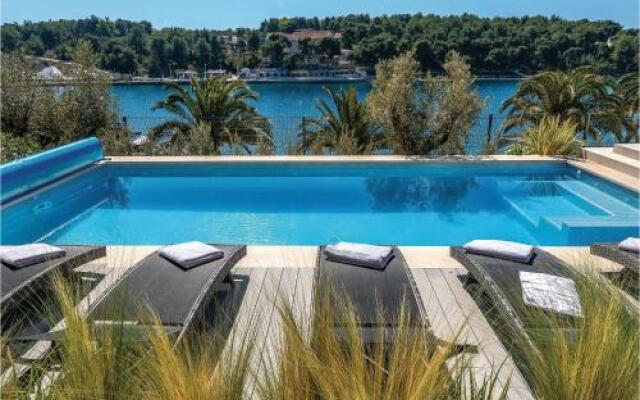 Four-Bedroom Holiday Home in Milna