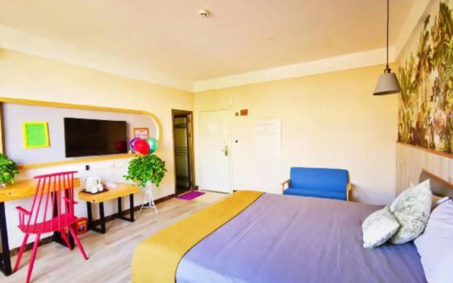 Feronia Hotel (Beihai Weizhou Island)