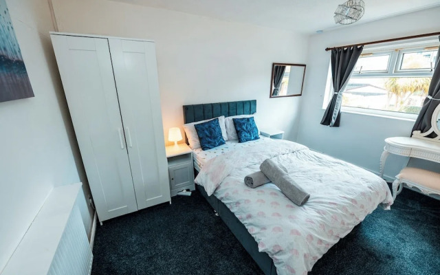 3-bed City Retreat - Sleeps 7, Garden & Parking