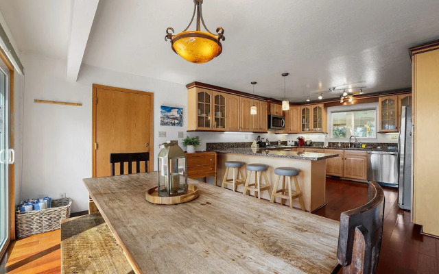 Hall Court Manor - Hot Tub, Pet Friendly, Pool Table!