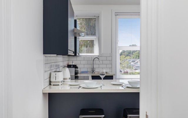 Hazelgrove Apartment | By Huluki Sussex Stays