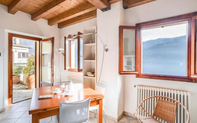 Design Apartment with Lake View!