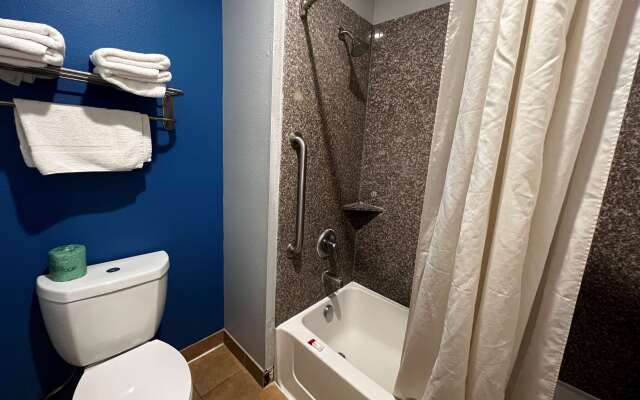 Super 8 by Wyndham Houston North I-45