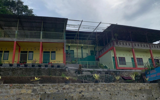 RedDoorz near Pelabuhan Ajibata Parapat