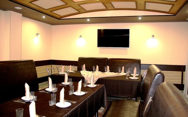 Oasis Hotel - Hostel