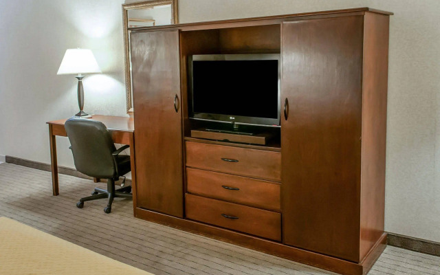 Quality Inn & Suites Grants - I-40