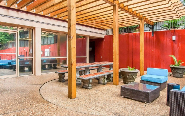 Clarion Inn & Suites University Center