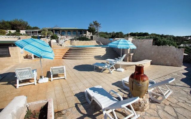 Don Carlos Pool Residence