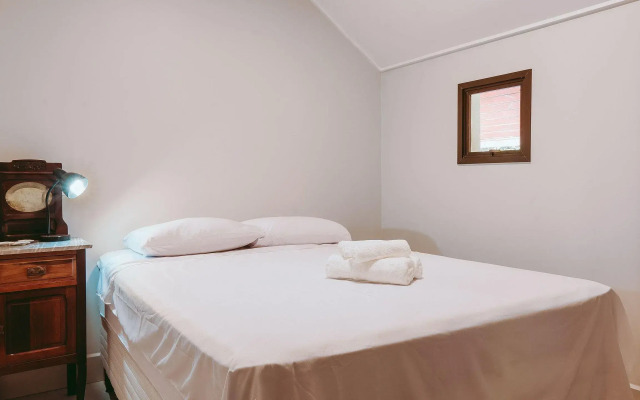 Duplex com lareira e TV Smart em meio à natureza