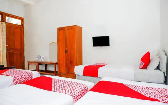 OYO 1196 Hotel Pura Puspa Rosa