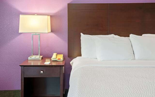 La Quinta Inn & Suites by Wyndham Houston - Magnolia