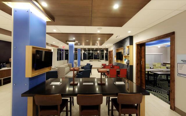 Holiday Inn Express & Suites Detroit Northwest - Livonia by IHG
