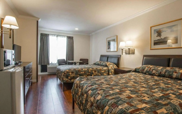 Palm Inn Hotel near Tyler Mall Riverside