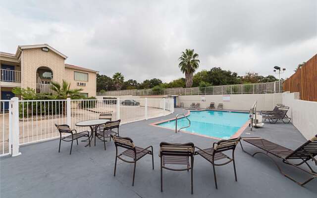 Motel 6 San Antonio, TX - Fiesta Trails