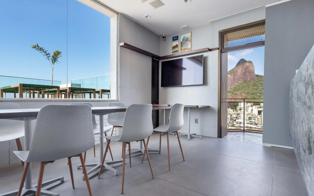 (902-B) Studio com Vista Mar e Comodidades