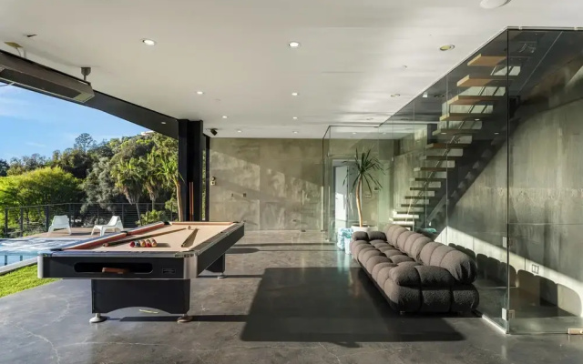 Glass Mansion - Chic Glass Villa in LA Hills With Views, Style & Serenity