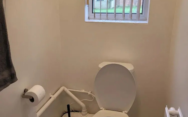 Charming Luton Apartment Retreat
