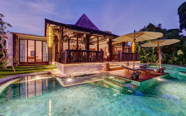 Secluded Wooden Villa, 3 BR, Canggu With Staff