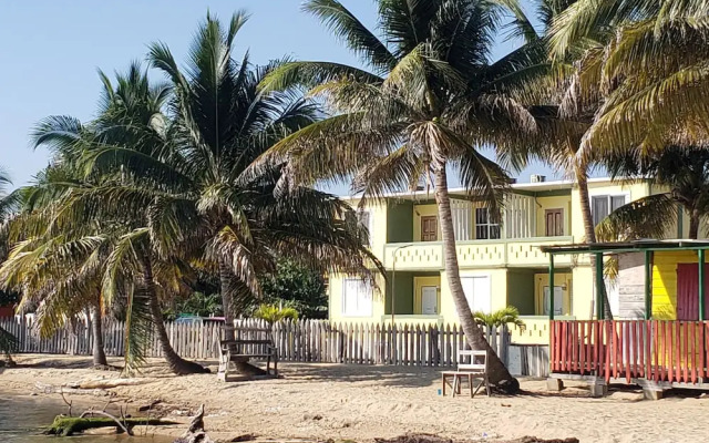 Pal's on the Beach - A Gold Standard Hotel