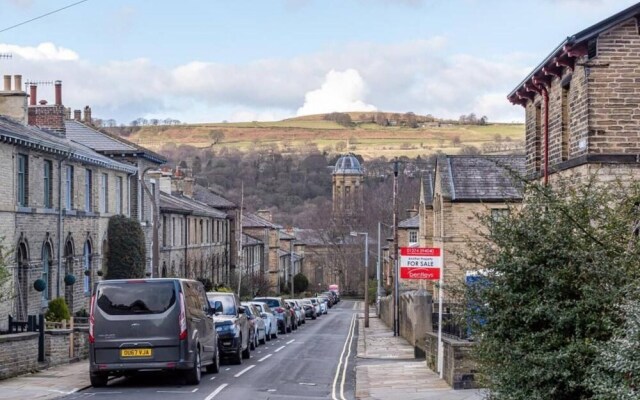 Riverside Balcony With Parking Minutes To Saltaire