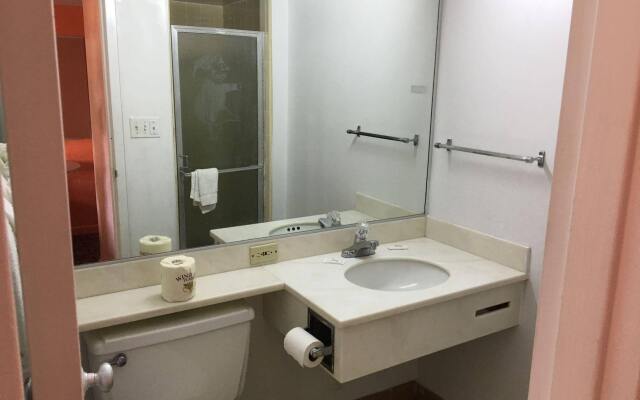 Fountain Inn & Suites