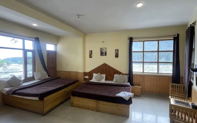 Singh Saab Rooms & Cafe