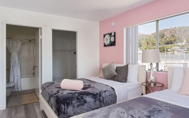 Luxurious 2BD & Den Hollywood Apartment