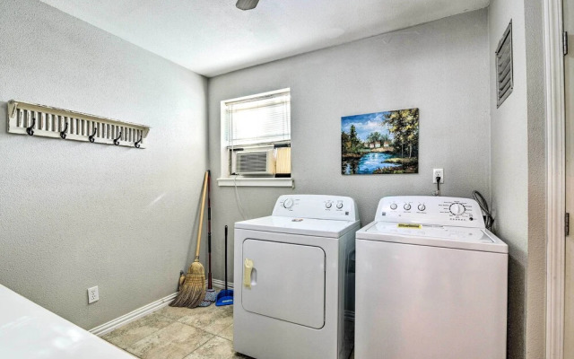 Steps to Beach: Nautical Galveston Home Near Pier!