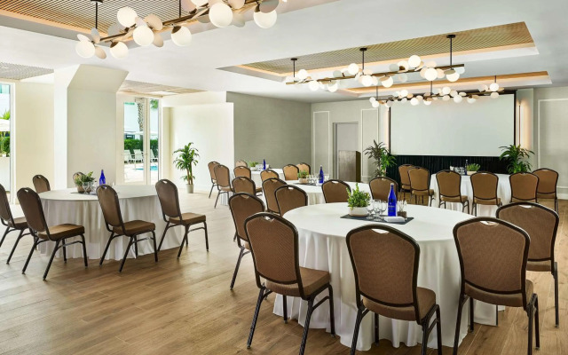 Faro Blanco Resort & Yacht Club Marathon, Curio by Hilton