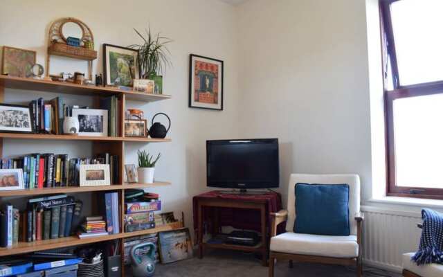 Bright Clapton 2 Bedroom Flat