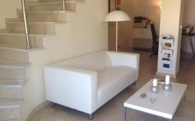 Hospederia Almundo by Alexandra Realty