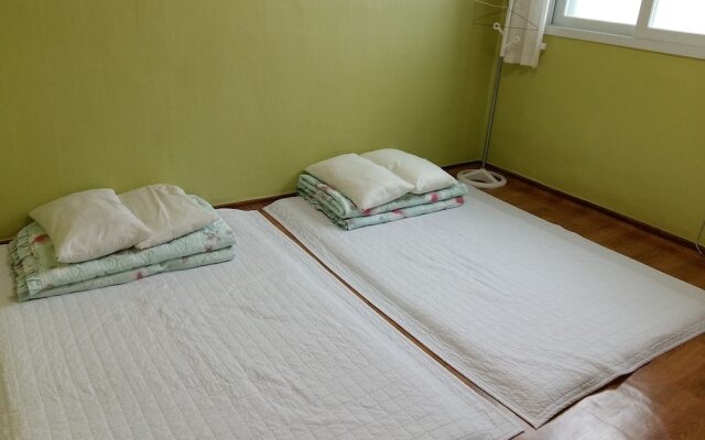 Happy Tour Guesthouse - Hostel
