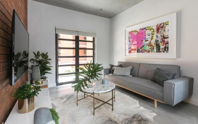 Trendy Melrose Apartment