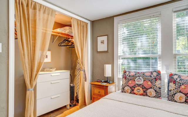 4 Mi to Dtwn: Pet-friendly Austin Studio