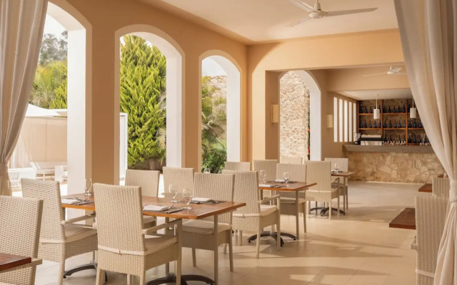 Almazino, Almaza Bay