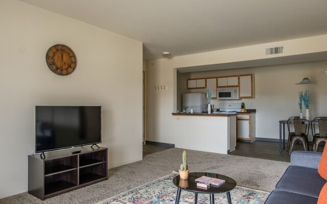 Eastside 1 & 2 BR Apts with balcony by Frontdesk