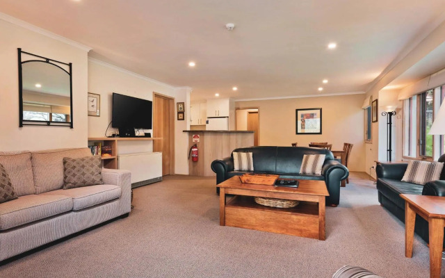 Lhotsky 2 Bedroom apartment with balcony mountain views and BBQ