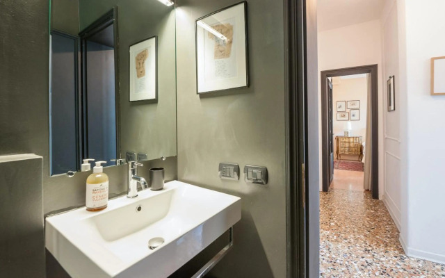 Stylish Renovated Apartment In The Heart Of The City