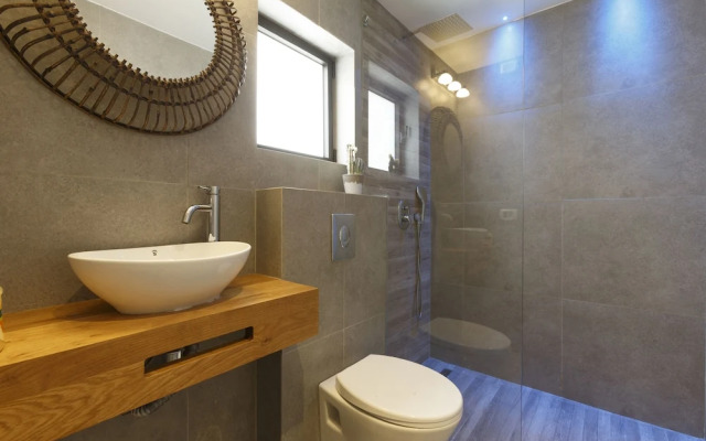 AirTLV-Bazel Apartment With Balcony