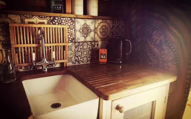 Cosy Cabin With Wood Burner Near Beach