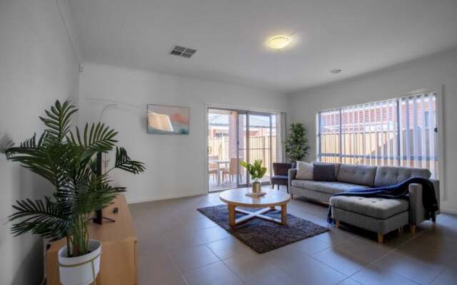 Big Family Fun@ 4 Bedrooms House in Point Cook