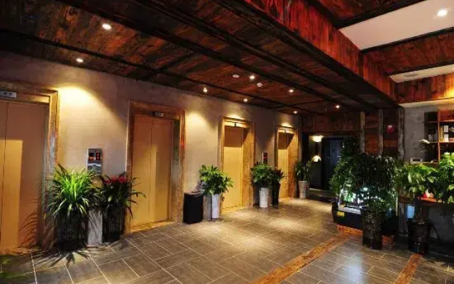 Chao Featured Hotel (Jiaxiulou Qingyun Market)