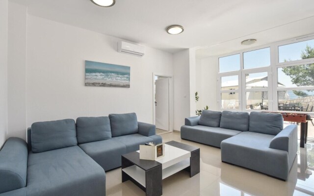 Nice Home in Duce With Wifi and 10 Bedrooms