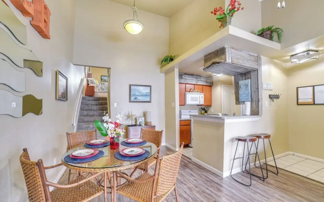Bay View, Pool Access: Romantic Galveston Retreat!