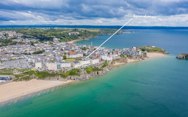 Spinnaker - Close to Town Sea Views